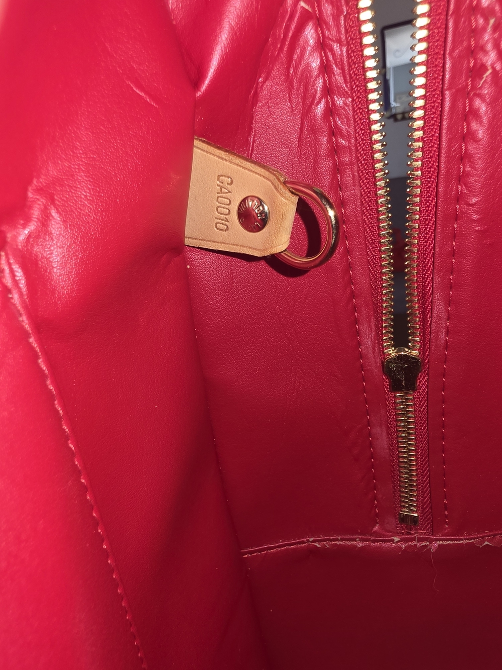 Louis Vuitton Sutton Monogram Vernis Patent Leather Red Zip Shoulder Bag - Picture 4 of 17